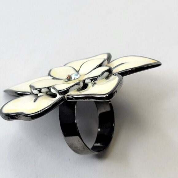 Statement Flower Stretch Ring, White Flower Enamel Adjustable Ring, Floral Ring - Picture 8 of 9
